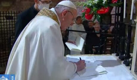 Papa Francesco, Assisi, firma l'enciclica