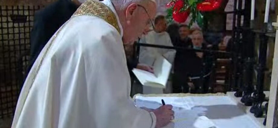 Papa Francesco, Assisi, firma l'enciclica