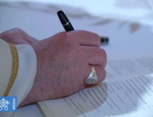 Papa Francesco firma Enciclica 