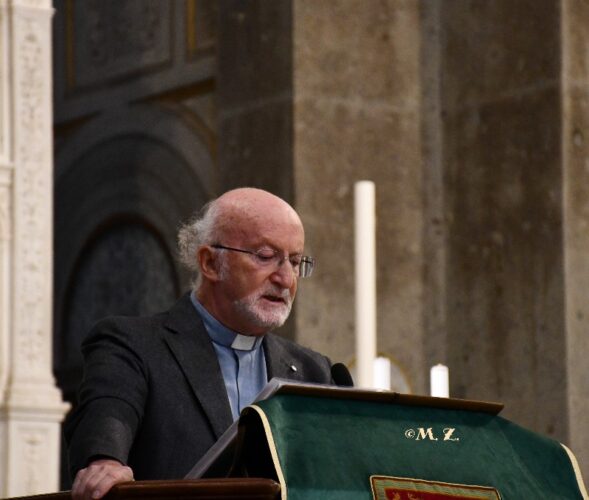 Civate: emozionante saluto a don Gianni. "Continua a essere come un ...