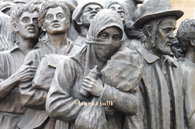 “Angels Unwares”, Angeli Inconsapevoli, realizzata dall’artista canadese Timothy Schmalz