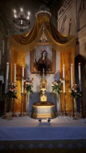 Si è concluso domenica 2 ottobre 2022, con la messa pomeridiana, il pellegrinaggio del Cuore di Santa Rosa a Vitorchiano, organizzato dall'amministrazione comunale e dalla parrocchia. L'iniziativa si è sviluppata in tre intense giornate piene di cultura, tradizione e devozione verso la Santa viterbese.  Nella prima giornata, le monache Trappiste hanno accolto la reliquia nel loro stile, carico di fede e serenità. Quindi il sabato il Cuore di Santa Rosa è passato in custodia alla Famiglia Mariana Le Cinque Pietre, dove è rimasto fino alla domenica quando è stata officiata la messa solenne in onore di Santa Rosa e la processione per le vie di Vitorchiano fino alla chiesa di Santa Maria Assunta in Cielo. Alla cerimonia religiosa hanno partecipato i rappresentanti della Provincia di Viterbo, del Sodalizio Facchini di Santa Rosa, delle confraternite e dei Fedeli di Vitorchiano. La banda musicale Fedeli di Vitorchiano ha accompagnato la processione.  Sono stati numerosi gli appuntamenti svolti in questi tre giorni, incentrati sul legame tra Santa Rosa e Vitorchiano. Nel pomeriggio di sabato si è tenuto il concerto del duo Strumenti di Pace composto dalle sorelle Daniela e Raffaella Sabatini, dal titolo "Rosa mistica". A seguire in sala consiliare "Santa Rosa e Vitorchiano", una presentazione di preziosi documenti storici e pergamene a cura della dottoressa Eleonora Rava e della professoressa Anna Proietti del Centro Studi Santa Rosa da Viterbo. Al termine della presentazione l'artista Alessandro Scannella ha donato a tutta la comunità vitorchianese un bellissimo quadro raffigurante Santa Rosa. Nel pomeriggio di domenica, in Piazza Roma, è andato in scena il pregevole e raffinato concerto dell'Orchestra Sinfonica Giovanile Ars Nova diretta dai maestri Luca Tomarchio e Giuseppe Maria Ceccarini.   Il sindaco Ruggero Grassotti e il parroco Don Gualberto Pirri ringraziano "tutti coloro che hanno partecipato e permesso l'organizzazione dell'evento, Protezione Civile, Banda Musicale Fedeli di Vitorchiano, Comitato Festeggiamenti San Michele Arcangelo, Avis, Pro Loco, Consiglio Pastorale, le realtà religiose di Vitorchiano e i volontari che a qualsiasi titolo si sono adoperati per la riuscita della manifestazione. Un ringraziamento particolare al Sodalizio Facchini di Santa Rosa, a Suor Francesca Pizzaia e alle suore Francescane Alcantarine custodi del Corpo e del Cuore di Santa Rosa da Viterbo e un doveroso grazie al vescovo S.E. Mons. Lino Fumagalli che ha permesso e concesso di poter vivere queste tre giornate vicino al Cuore di Santa Rosa".