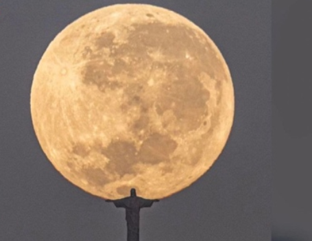 Pôr da Lua cheia” (tramonto della luna piena)