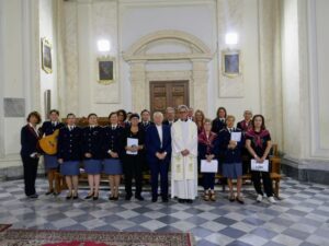 Mons. Orazio Francesco Piazza con il Coro della Questura di Viterbo