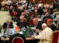 Papa Francesco ai tavoli del Sinodo