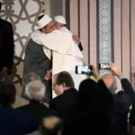 Papa Francesco abbraccia l'Iman